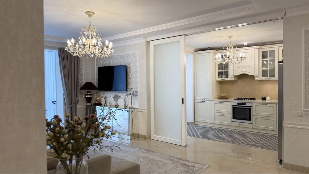 Spacious 3-room apartment in the Oleksandrivsky residential complex -1