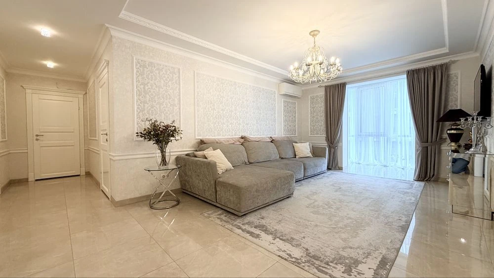 Spacious 3-room apartment in the Oleksandrivsky residential complex -1