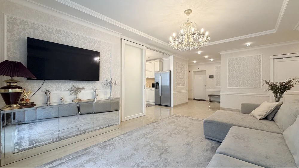 Spacious 3-room apartment in the Oleksandrivsky residential complex -1