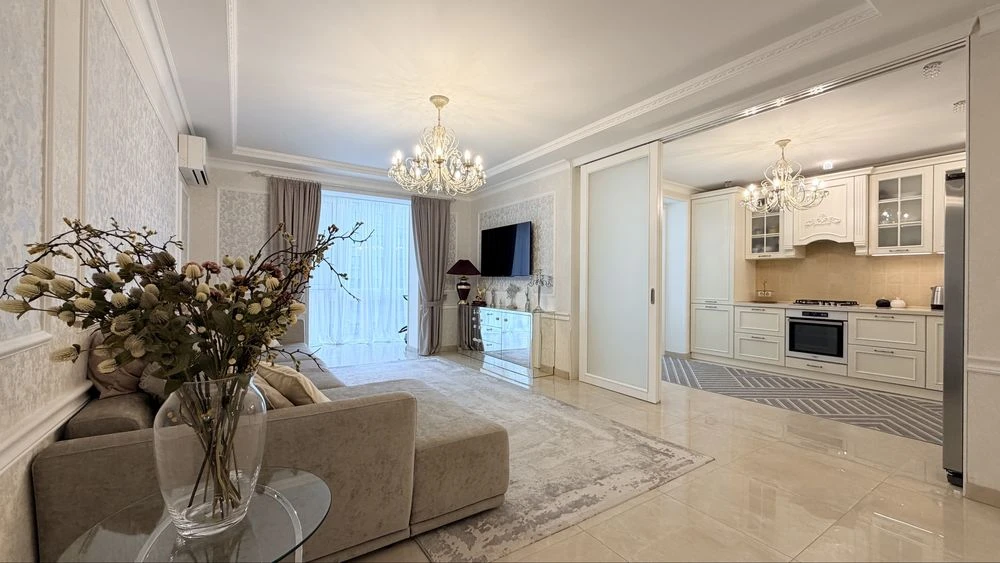 Spacious 3-room apartment in the Oleksandrivsky residential complex -1