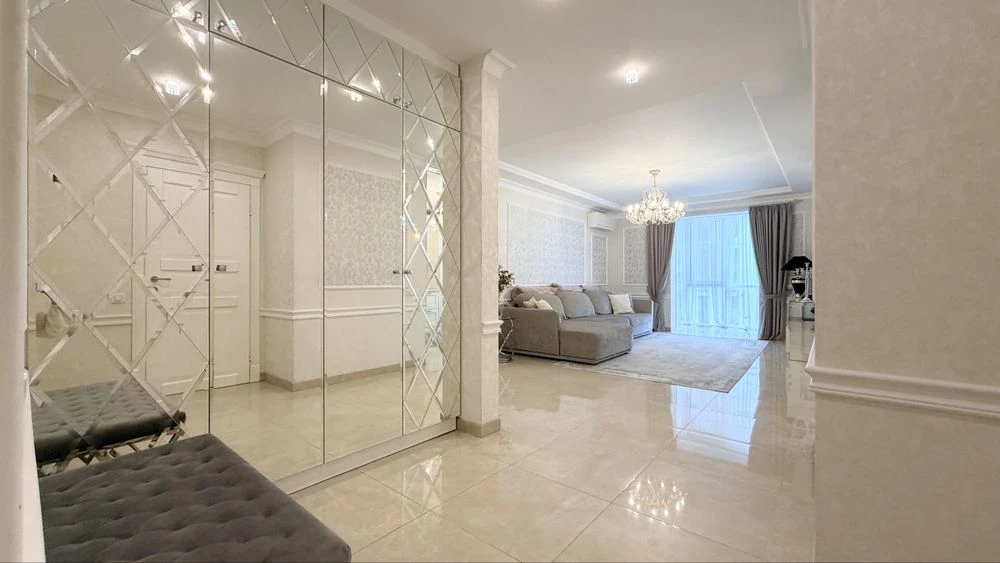 Spacious 3-room apartment in the Oleksandrivsky residential complex -1