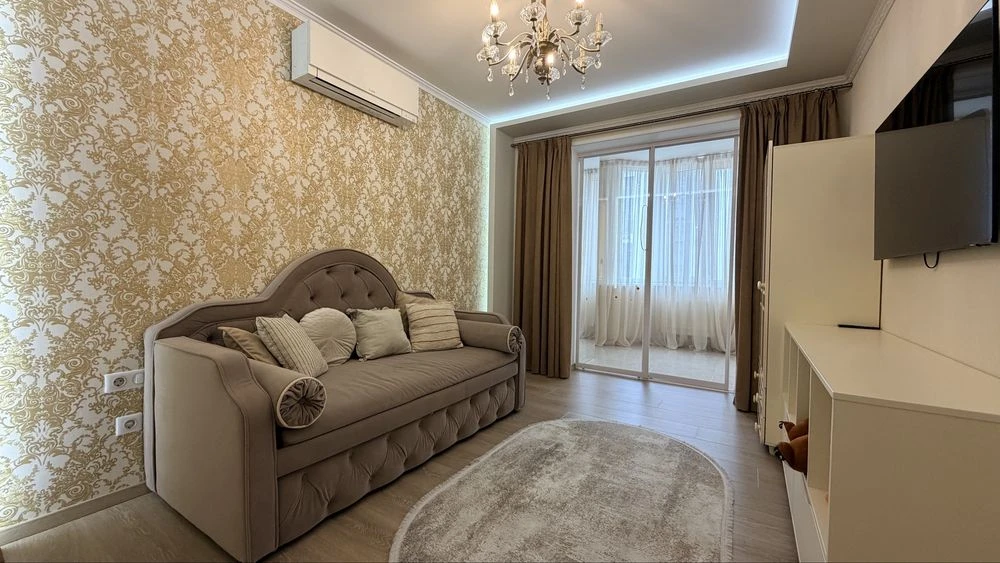 Spacious 3-room apartment in the Oleksandrivsky residential complex -1