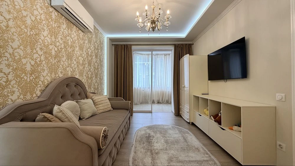 Spacious 3-room apartment in the Oleksandrivsky residential complex -1