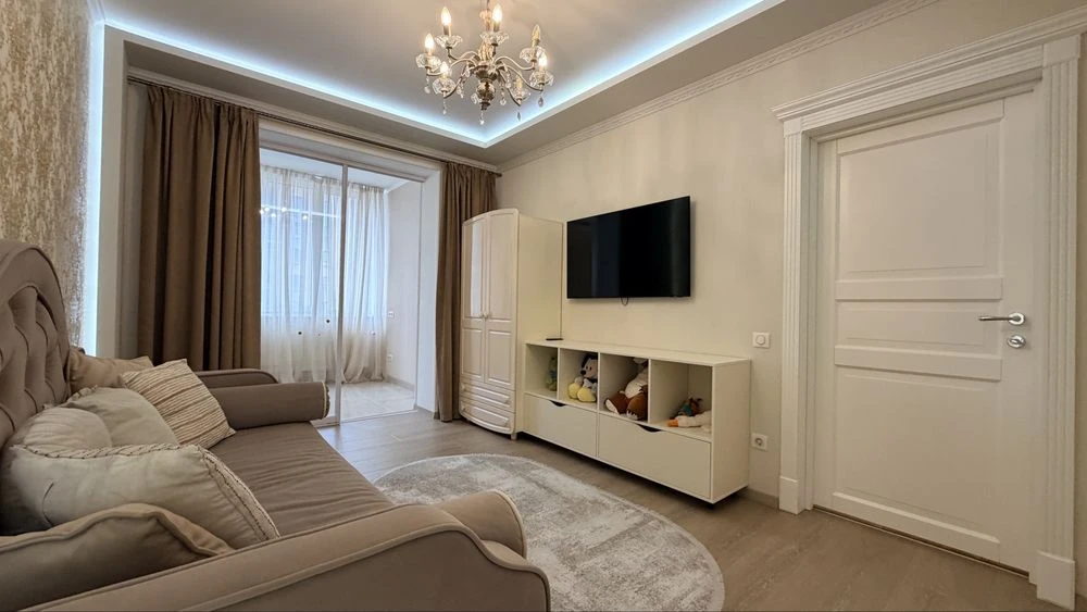 Spacious 3-room apartment in the Oleksandrivsky residential complex -1