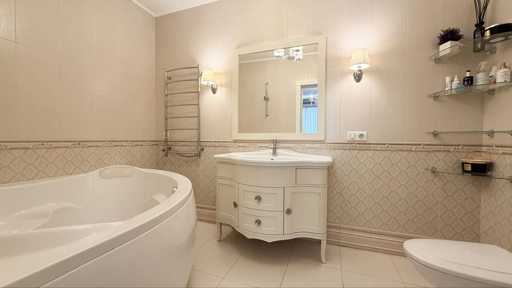 Spacious 3-room apartment in the Oleksandrivsky residential complex -1