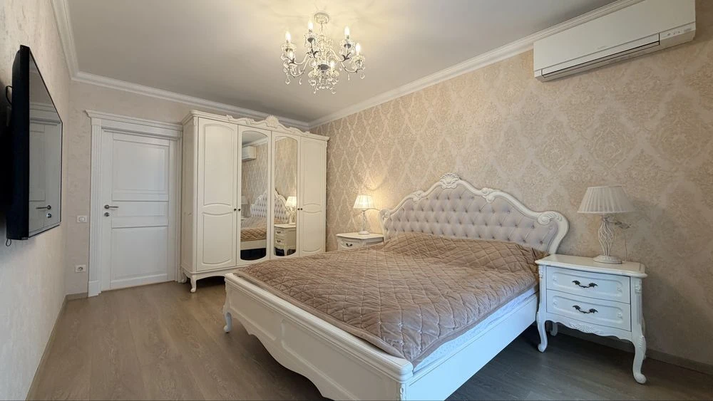Spacious 3-room apartment in the Oleksandrivsky residential complex -1