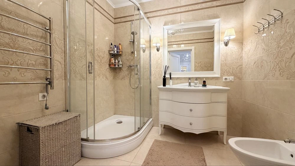 Spacious 3-room apartment in the Oleksandrivsky residential complex -1