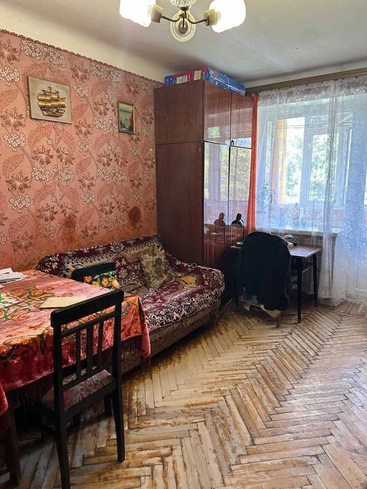 Selling a real 2-bedroom apartment in New Houses, 3 minutes from the Dvor metro station.