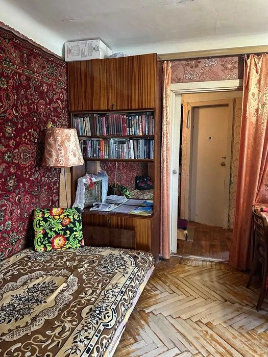 Selling a real 2-bedroom apartment in New Houses, 3 minutes from the Dvor metro station.
