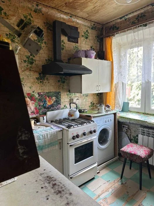 Selling a real 2-bedroom apartment in New Houses, 3 minutes from the Dvor metro station.