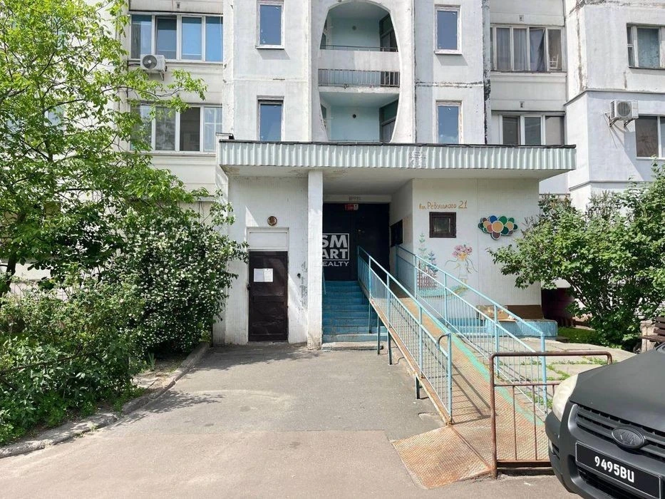 WITHOUT% 2-room apartment for sale, Revutskoho St. 21