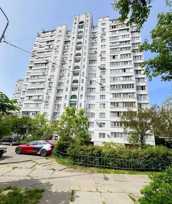 WITHOUT% 2-room apartment for sale, Revutskoho St. 21