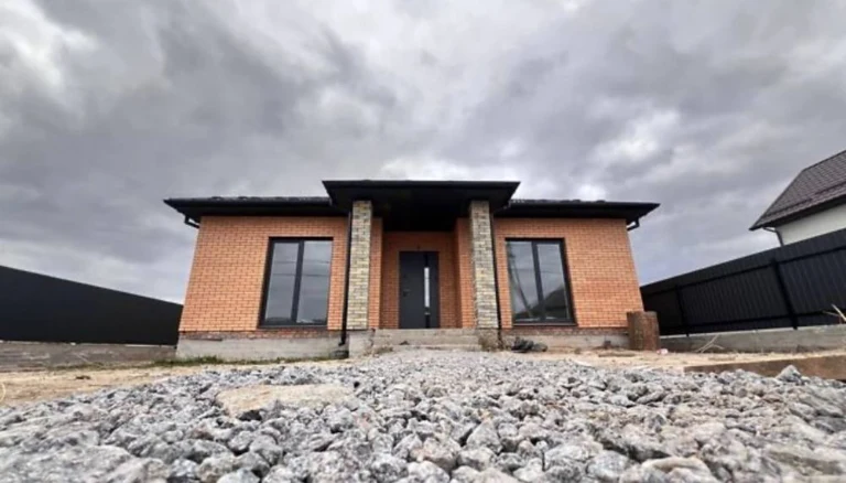 For sale One-story house Old town 5 acres in the city