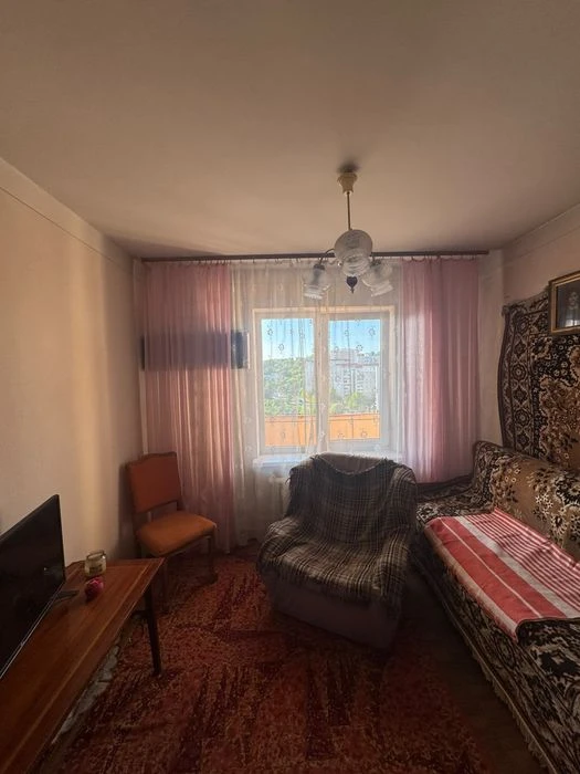 Продаж 3-кімнатної квартири на вул. Миколайчука