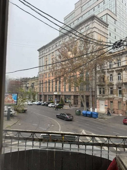 Продам три комнаты в коммуне в центре города, ул. Лейтенанта