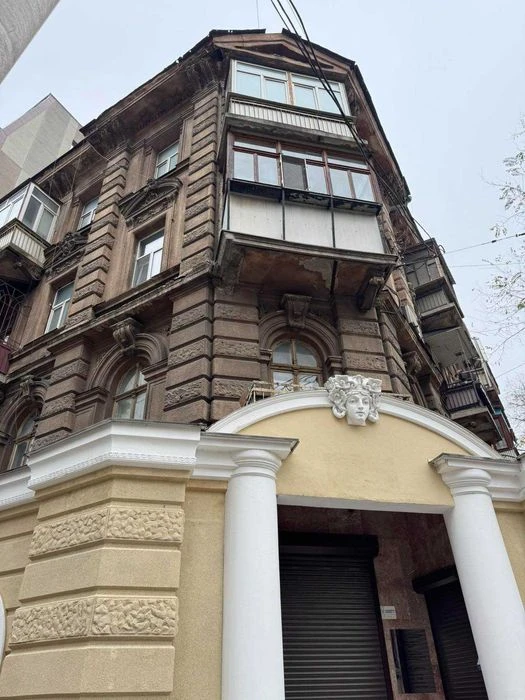 Продам три комнаты в коммуне в центре города, ул. Лейтенанта