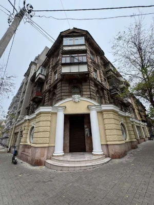 Продам три комнаты в коммуне в центре города, ул. Лейтенанта