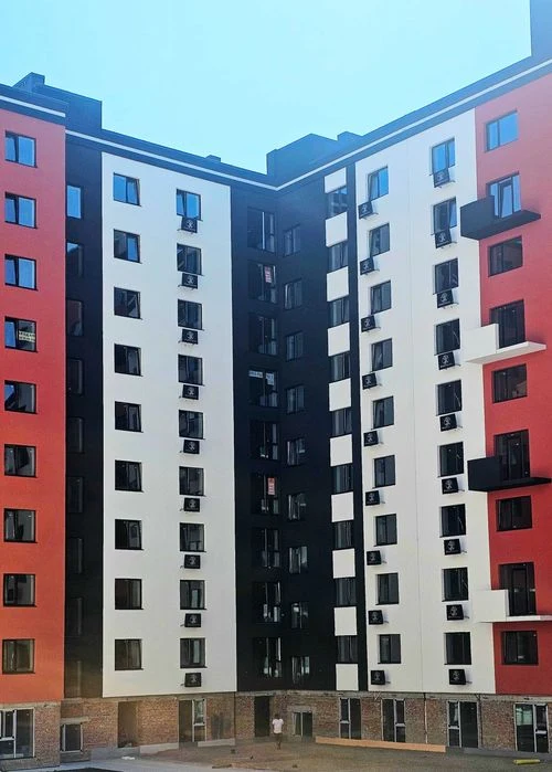 Продаж 1-кімнатної квартири на 2-му житловому поверсі, центр