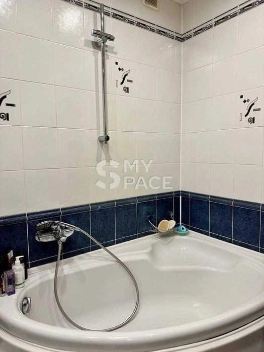 3-room apartment for sale, Yevhena Hutsala Lane, 3, Pecherska metro station, La