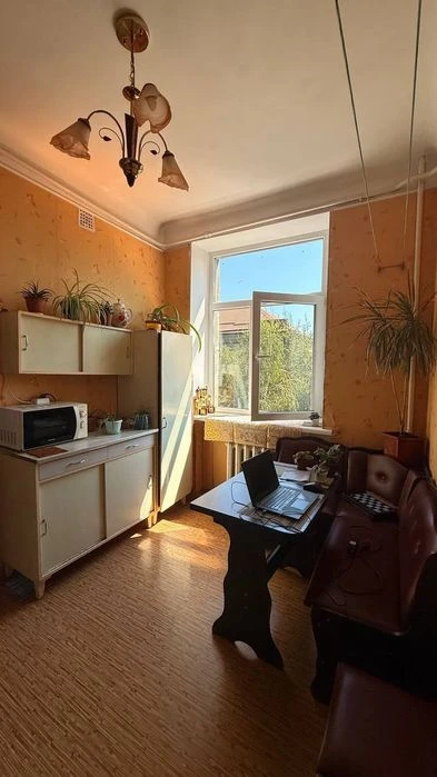 Продам БОЛЬШУЮ 2-х комнатную Сталинку в Центре!