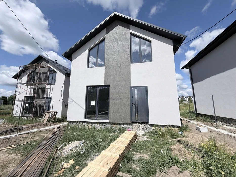 Продам двох поверховий будинок район Академічний