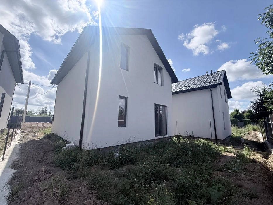 Продам двох поверховий будинок район Академічний