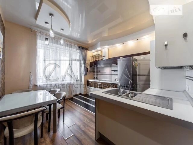 Sale of 3-room apartment 116 sq. m on Viacheslav Chornovola Street 2