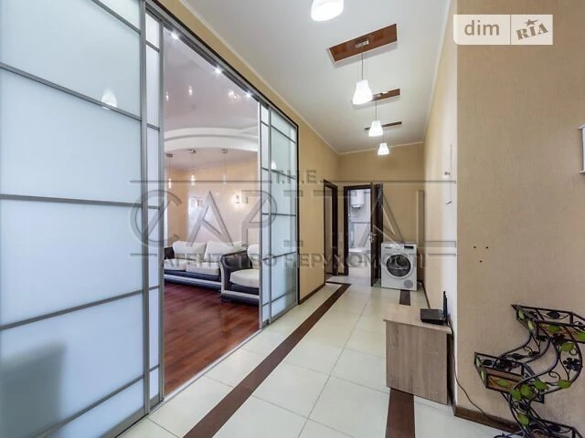 Sale of 3-room apartment 116 sq. m on Viacheslav Chornovola Street 2