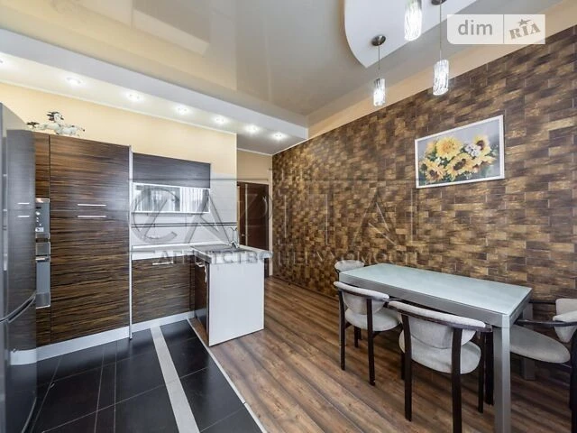 Sale of 3-room apartment 116 sq. m on Viacheslav Chornovola Street 2
