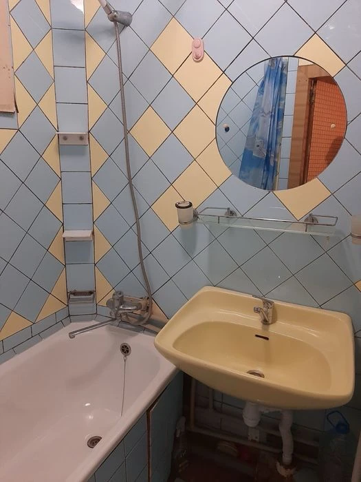 Продам 4-к квартиру Раойн Титова. 4-этаж.