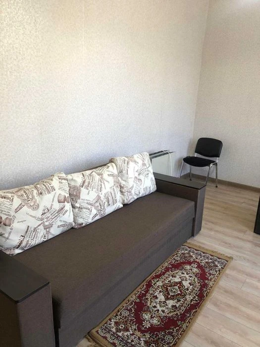 Продам 2 комнатную в коммуне ул. Троицкая
