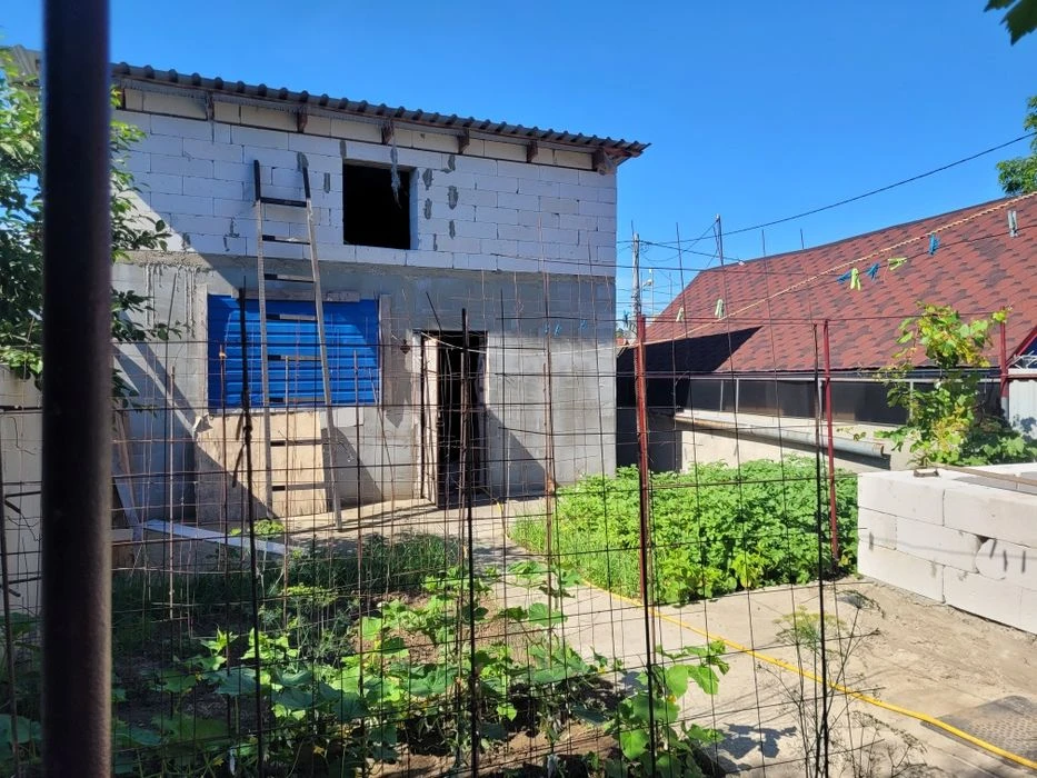 I will sell three houses in the area of Parkova Street on 4.5 acres!