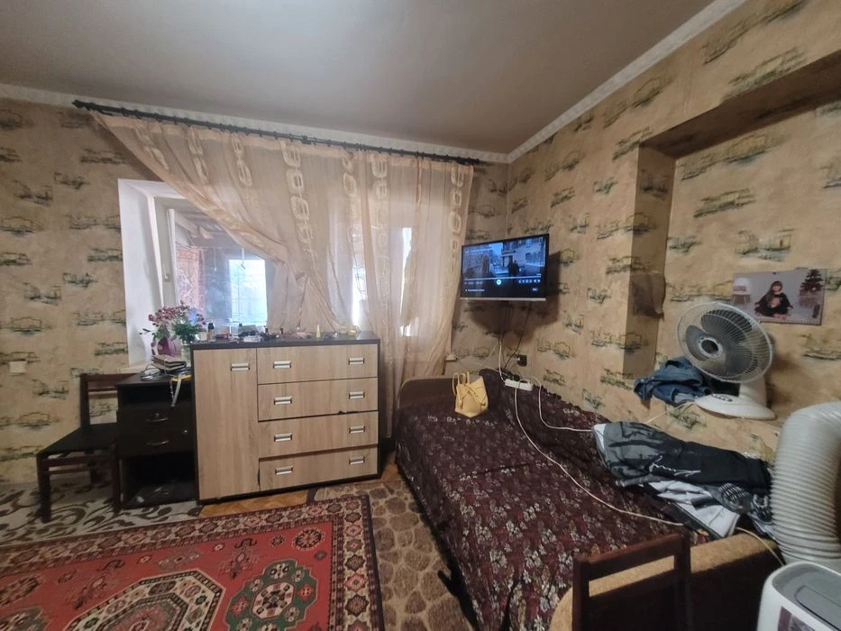 I will sell three houses in the area of Parkova Street on 4.5 acres!