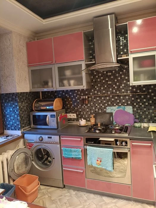 Selling a 4-story building on Lysaya Gora.