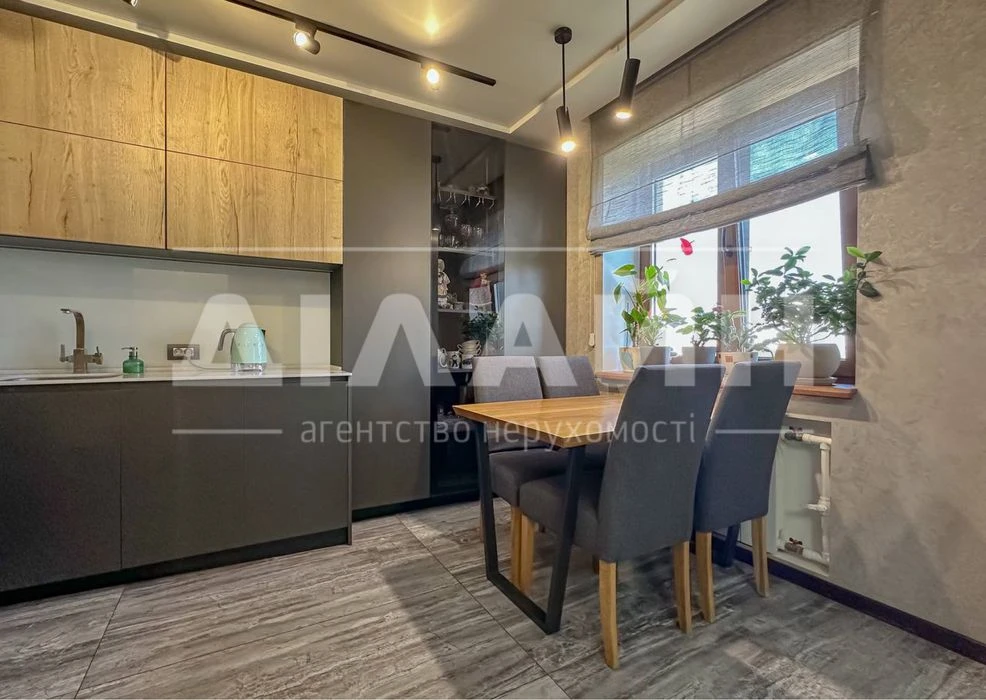 Exclusive 4-room apartment on the Right Bank. Closed two