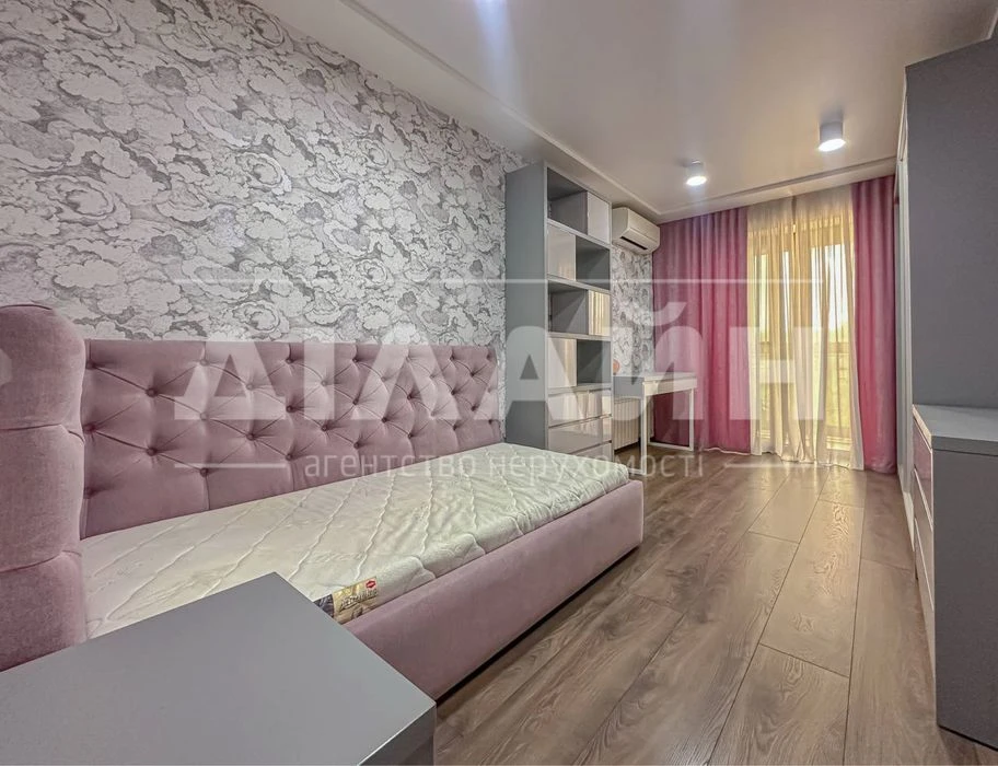 Exclusive 4-room apartment on the Right Bank. Closed two