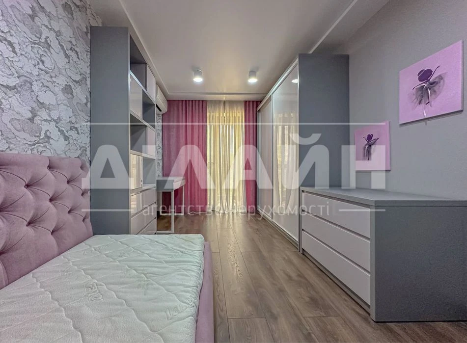 Exclusive 4-room apartment on the Right Bank. Closed two
