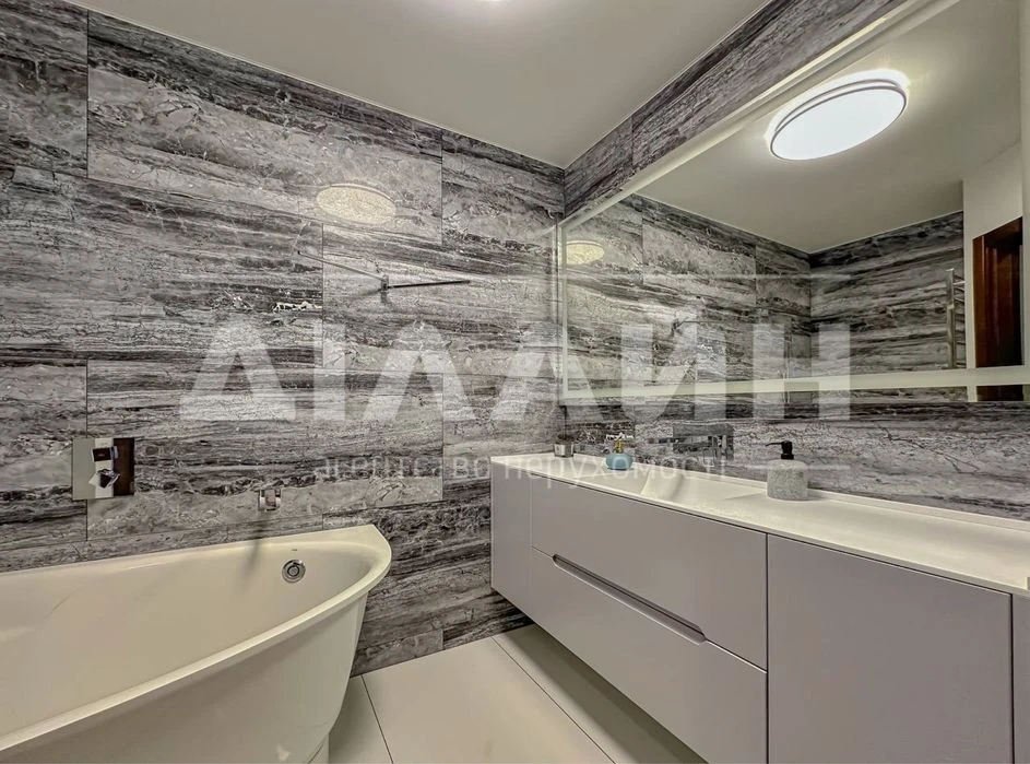 Exclusive 4-room apartment on the Right Bank. Closed two