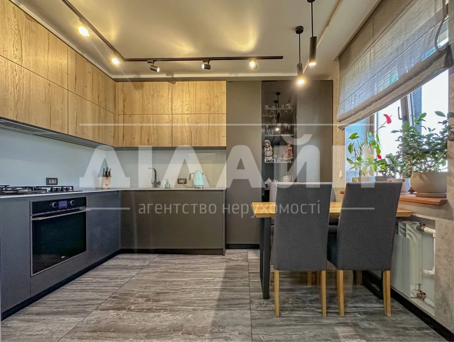 Exclusive 4-room apartment on the Right Bank. Closed two