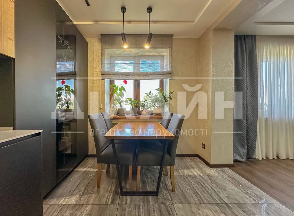 Exclusive 4-room apartment on the Right Bank. Closed two