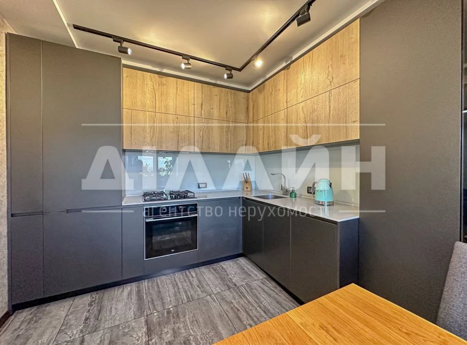 Exclusive 4-room apartment on the Right Bank. Closed two