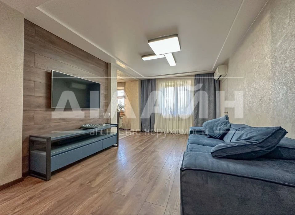Exclusive 4-room apartment on the Right Bank. Closed two
