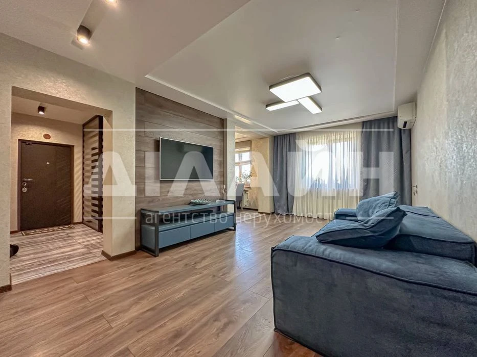 Exclusive 4-room apartment on the Right Bank. Closed two