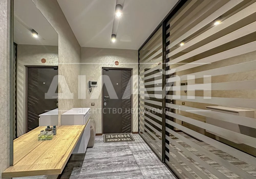 Exclusive 4-room apartment on the Right Bank. Closed two