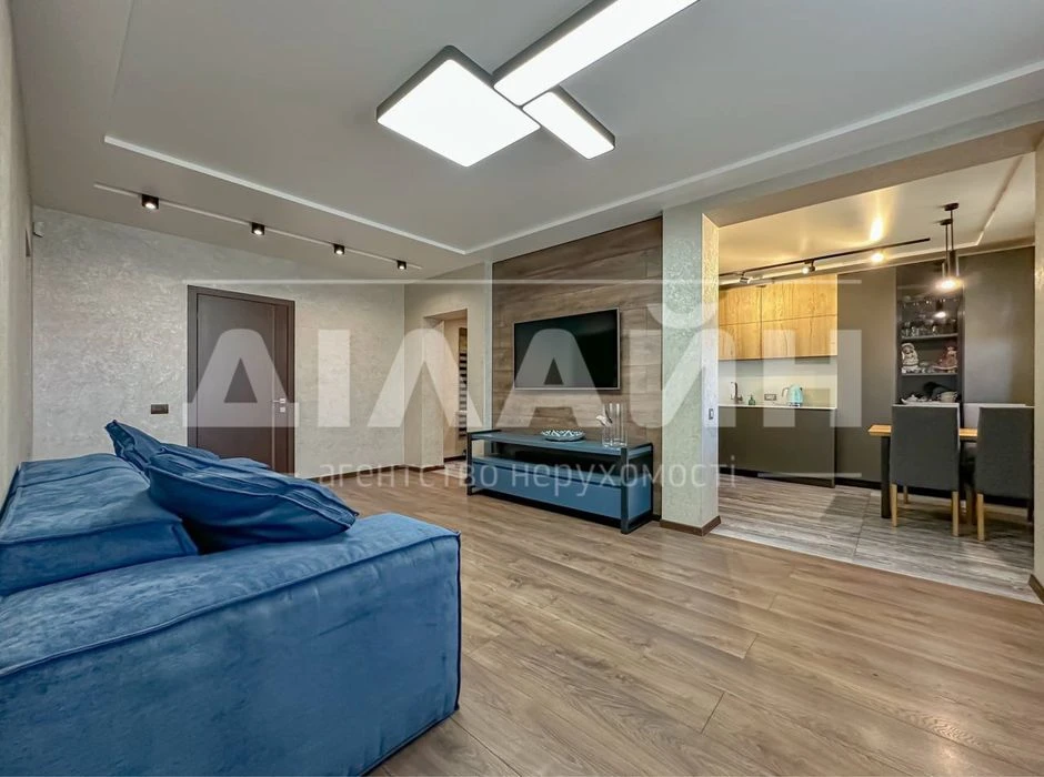 Exclusive 4-room apartment on the Right Bank. Closed two