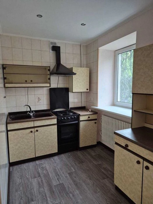 I will sell 1 room apartment Kholodnaya Gora 43 sq m Yuri Parashchuk house 4 with re