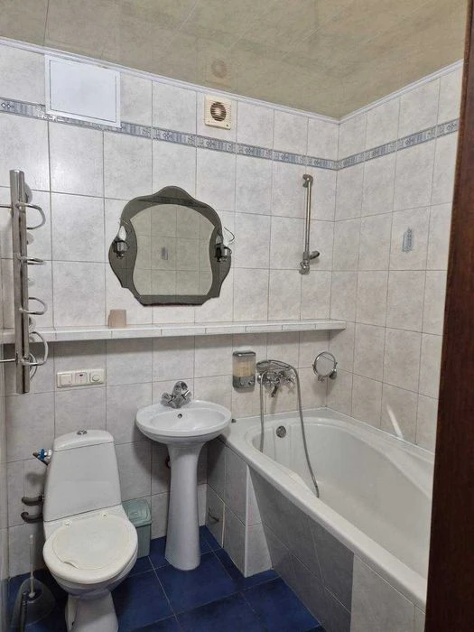 I will sell 1 room apartment Kholodnaya Gora 43 sq m Yuri Parashchuk house 4 with re