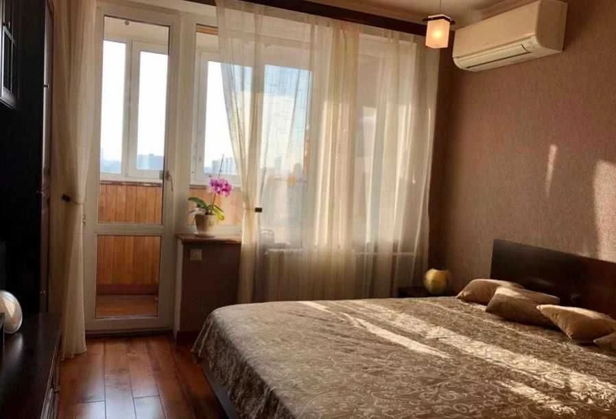 Selling a real 3-room apartment near Studencheskaya metro station, Valentinovskaya Street.