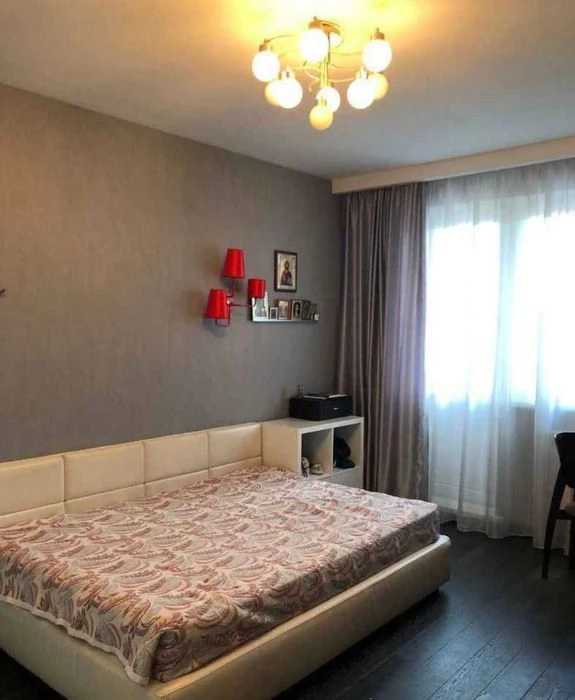 Selling a real 3-room apartment near Studencheskaya metro station, Valentinovskaya Street.