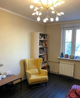 Selling a real 3-room apartment near Studencheskaya metro station, Valentinovskaya Street.